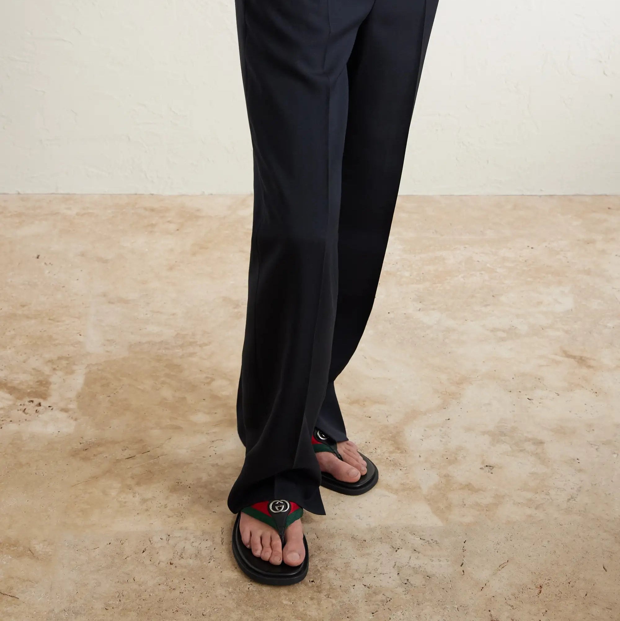 Gucci Sandalias con ribete de cuero y logotipo adornado